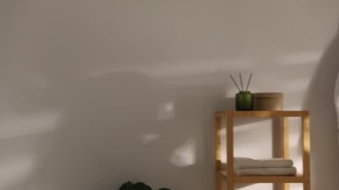 Saçını banyoda saç kurutma makinesiyle kurutan güzel bir kadın.