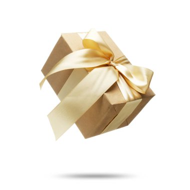 Beyaz arka planda havada uçan hediye kutusu