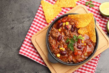 Gri masada nachos ve limonla servis edilen nefis biberli omlet. Metin için boşluk