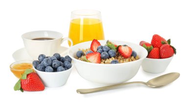 Sağlıklı kahvaltı. Böğürtlenli yulaf ezmesi, reçel, kahve ve portakal suyu.