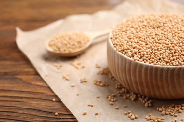 Masadaki tahta kasede hardal tohumları. Metin için boşluk