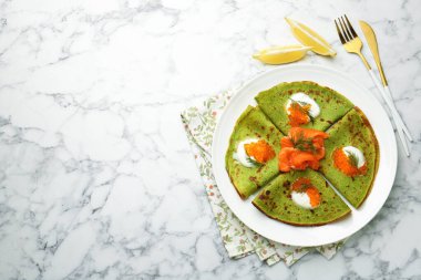 Somonlu ıspanaklı krep, kırmızı havyar, ekşi krema, limon ve dereotlu beyaz mermer masa, düz yatak. Metin için boşluk
