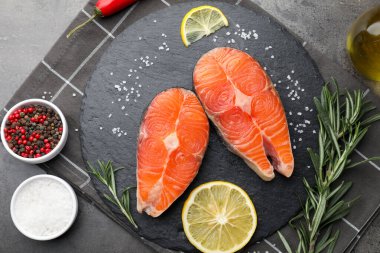 Baharatlı ve limonlu somon filetosu. Gri desenli masa, düz.