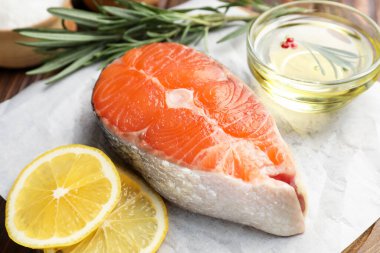 Biberiyeli, limonlu ve yağlı somon filetosu.