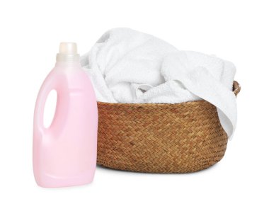 Çamaşır sepeti, havlular ve beyaza izole edilmiş bir şişe deterjan.