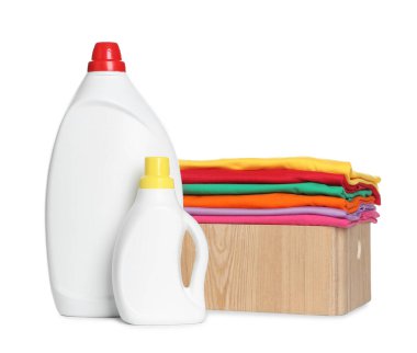 Çamaşır sepeti, temiz giysiler ve beyaza izole edilmiş deterjan şişeleri.