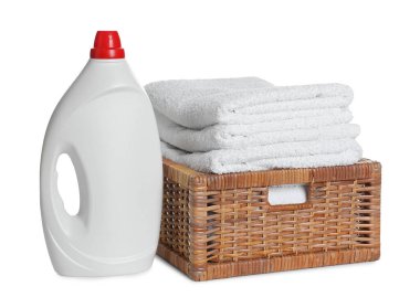 Çamaşır sepeti, yumuşak havlular ve beyaz üzerine izole edilmiş bir şişe deterjan.