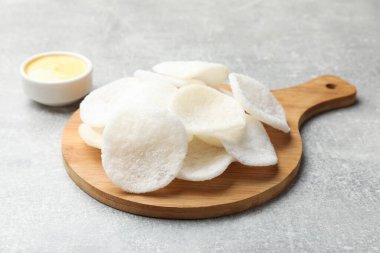 Gri masada pirinç kağıdı ve sos, yakın plan.