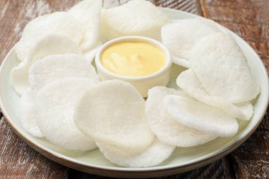 Pilav kağıdı ve sos ahşap masada, yakın plan.