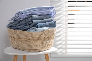 Çamaşır sepetinin içinde iç çamaşırları var.