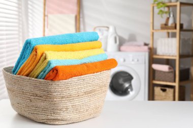 Çamaşır sepetinde beyaz masa havluları var. Metin için boşluk