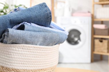 Çamaşır sepetinin içinde iç çamaşırları var, yakın plan. Metin için boşluk