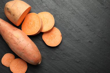 Koyu dokulu masada patatesler, düz bir şekilde. Metin için boşluk