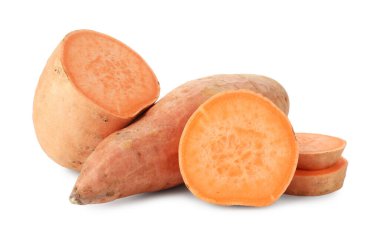 Beyaz üzerine izole edilmiş tatlı patatesler.