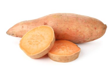 Beyaz üzerine izole edilmiş tatlı patatesler.