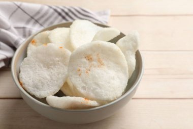 Kavanozda kırmızı biber, açık tahta masada peçete, yakın plan. Metin için boşluk