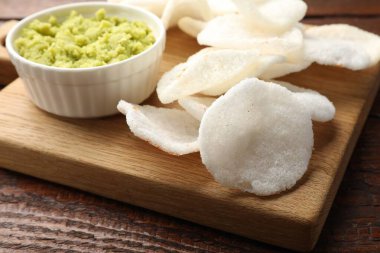 Lezzetli pirinç cipsi ve ahşap masada wasabi, yakın plan.