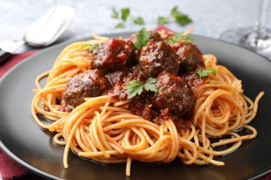 Köfteli lezzetli makarna, yakın plan.