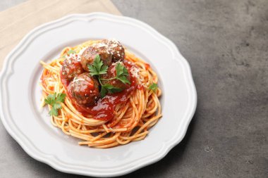 Köfteli ve peynirli lezzetli makarna, yakın plan. Metin için boşluk