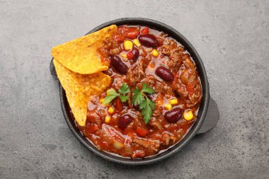 Gri masada nachos soslu nefis biberli makarna.