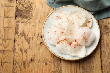 Tahta masa üzerinde kırmızı biberli pirinç kağıdı cipsi, üst manzara. Metin için boşluk