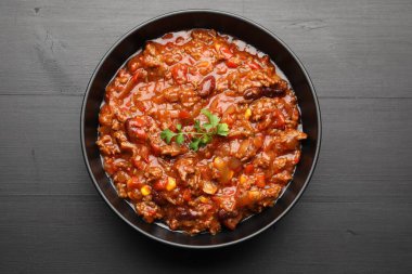 Siyah ahşap masada servis edilen nefis kırmızı biber.