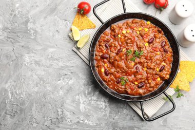 Gri desenli masada servis edilen nefis biberli karne. Metin için boşluk