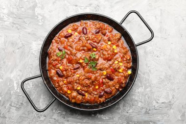 Lezzetli biberli makarna, dokulu gri masada servis edilir.