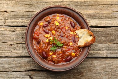 Ahşap masada servis edilen nefis biberli omlet.