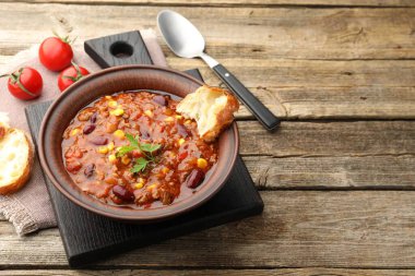 Ahşap masada servis edilen lezzetli biberli makarna. Metin için boşluk