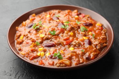 Siyah masada servis edilen leziz kırmızı biber, yakın plan.