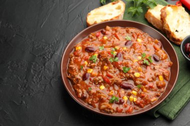 Siyah masada servis edilen leziz biberli omlet, yakın plan. Metin için boşluk