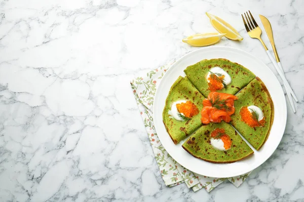 Somonlu ıspanaklı krep, kırmızı havyar, ekşi krema, limon ve dereotlu beyaz mermer masa, düz yatak. Metin için boşluk