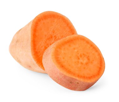 Beyaz üzerine izole edilmiş çiğ patates parçaları.