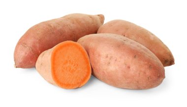 Beyaz üzerine izole edilmiş tatlı patatesler.