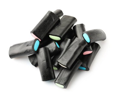 Birçok doğal meyan kökü şekeri beyaz üzerine izole edilmiştir.