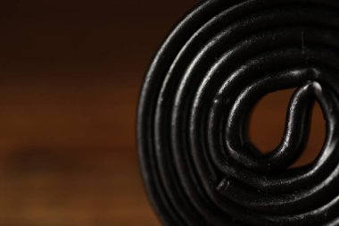 Kahverengi arka planda meyan kökü şekeri, yakın plan. Metin için boşluk