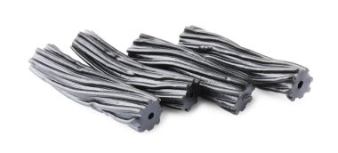 Birçok doğal meyan kökü şekeri beyaz üzerine izole edilmiştir.