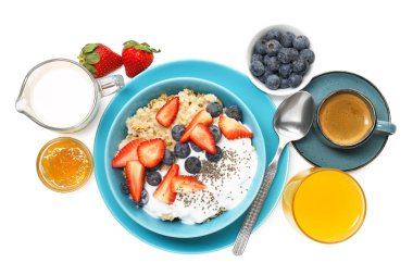 Sağlıklı kahvaltı. Böğürtlenli yulaf ezmesi, reçel, süt, kahve ve portakal suyu beyaza izole edilmiş.