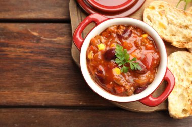 Ahşap masada servis edilen nefis biberli makarna, üst manzara. Metin için boşluk