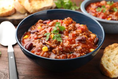 Ahşap masada servis edilen lezzetli biberli omlet, yakın plan.