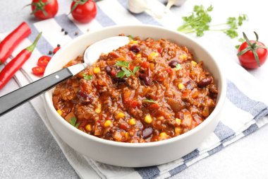 Sofrada servis edilen lezzetli biberli omlet, yakın plan.