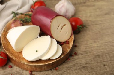 Ahşap masada servis edilen farklı taze süt ürünleri, yakın çekim. Metin için boşluk