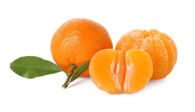 Soyulmuş ve soyulmamış mandalinalar beyazda izole edilmiş.