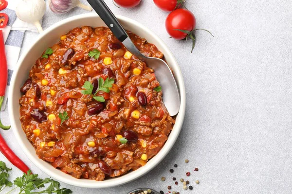 Açık gri masada servis edilen leziz biberli omlet. Metin için boşluk