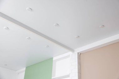 Kapalı mekanda benekli beyaz tavan, yakın çekim.