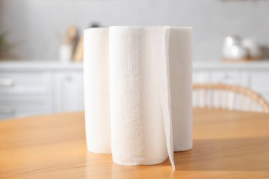 Mutfaktaki ahşap masada kağıt havlu ruloları, yakın plan.