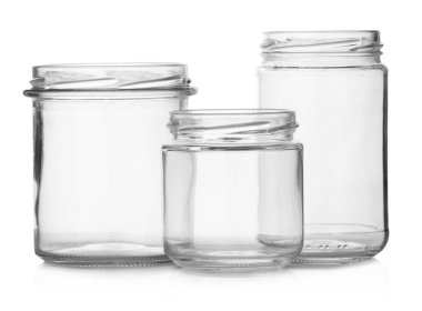 Beyaz üzerine izole edilmiş üç boş cam kavanoz.