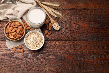 Yulaf gevreği, badem sütü ve tahta masada fındık. Metin için boşluk