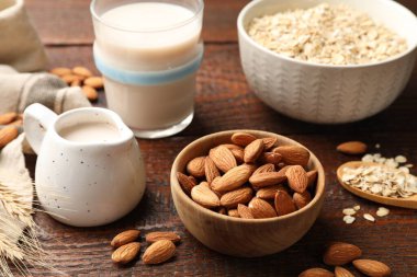 Yulaf gevreği, badem sütü ve fındıklar ahşap masada, yakın plan.